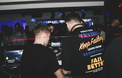 man in black and yellow crew neck t-shirt