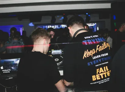 man in black and yellow crew neck t-shirt